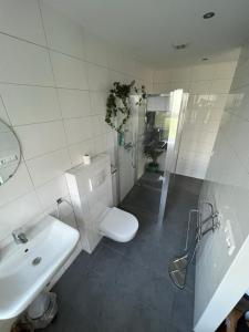 Een badkamer bij B&B Zwiep