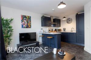 cocina con armarios azules y encimera en Avery House 8 - One Bed Apartment by BPNE en Darlington