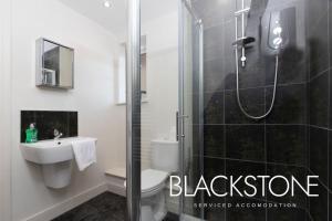 ein Bad mit einer Dusche, einem WC und einem Waschbecken in der Unterkunft Avery House 8 - One Bed Apartment by BPNE in Darlington