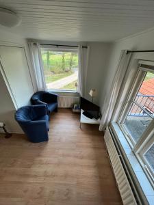 een woonkamer met 2 stoelen en een raam bij B&B Zwiep in Lochem