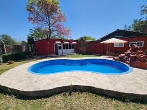 basen w ogrodzie z domem w obiekcie Casa Conteiner w mieście Salta