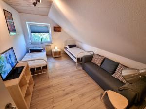 ein Wohnzimmer mit einem Sofa und einem TV in der Unterkunft Ferienwohnung Wipperau I in Uelzen