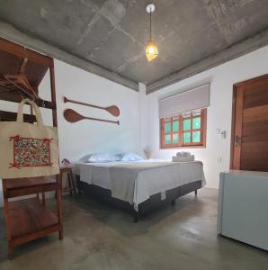 Pousada Tauari في ألتر دو تشاو: غرفة نوم بسرير كبير في غرفة