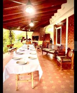 un grupo de mesas con placas blancas. en El Carmelo en Santiago del Estero