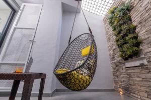 een hangende mand hangend aan een muur met planten bij Dolce Vita in La Marsa