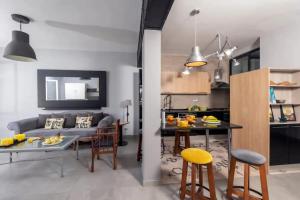 een keuken en een woonkamer met een tafel en stoelen bij Dolce Vita in La Marsa