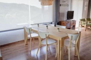 TV a/nebo společenská místnost v ubytování CASA LLOP a Paüls, Vall Fosca