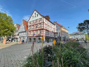 un edificio alto en medio de una calle en Stay zentrale Schwarzwald Apartments, en Nagold