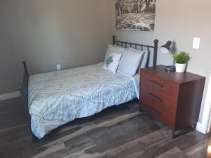 Кровать или кровати в номере Downtown Bungalow- 2 bedroom