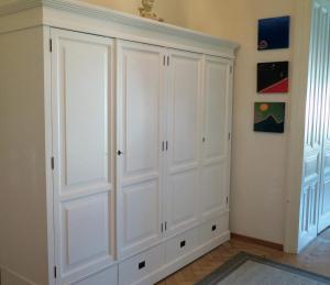 - un placard blanc avec des armoires blanches dans l'établissement Jugendstil Apartment, à Vienne