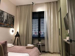 Postel nebo postele na pokoji v ubytování Urban Stay Tirana Deluxe