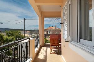 Modern vacation house near Ermioni في Loukaḯtion: بلكونه عليها طاوله وكراسي +11 صورة