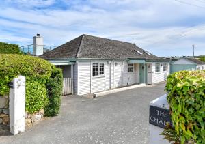 a white house with a sign in front of it at Gwêl y Môr in Abersoch