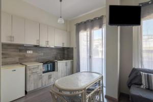 Kuchyň nebo kuchyňský kout v ubytování Lovely Studio Apartment For 2 Ppl in Athens