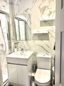 Gallery image of Centrally situated house plus private parking in Cheltenham