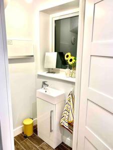 Bathroom sa Centrally situated house plus private parking