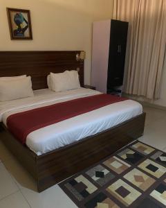 Letto o letti in una camera di Posh Hotel and Suites Victoria Island