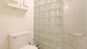 Maui Eldorado D200 - 2 Bedroom في لاهينا: حمام مع مرحاض ودش