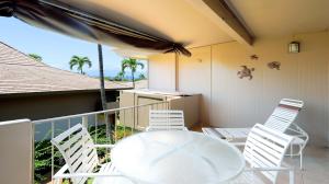 ラハイナにあるMaui Eldorado D200 - 2 Bedroomの白いテーブルと椅子付きのバルコニー