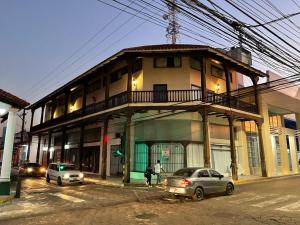um prédio com carros estacionados na frente em Tradición em Santa Cruz de la Sierra
