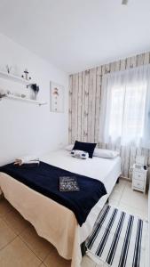 Postel nebo postele na pokoji v ubytování Costa Brava-St Antoni de Calonge apartament per parelles i famílies petites