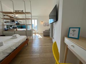 ミラノにあるKibilù - Piazzale Baiamonti - Brera - Centro Città - Isolaのベッド1台とテレビが備わる客室です。