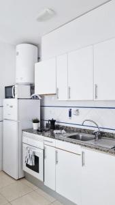 Kuchyňa alebo kuchynka v ubytovaní Costa Brava-St Antoni de Calonge apartament per parelles i famílies petites
