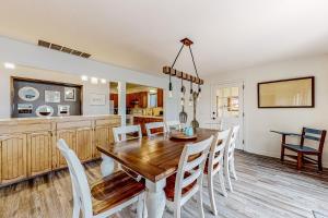 cocina y comedor con mesa de madera y sillas en Lazy House, en Florence