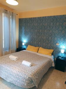 ein Schlafzimmer mit einem Bett mit zwei Handtüchern darauf in der Unterkunft Two steps from Rialto bridge in Venedig