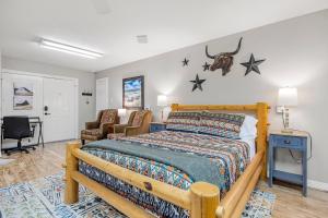 1 dormitorio con 1 cama con estrellas en la pared en Relaxing Two-Bedroom Apartment or Studio on 13 Beautiful Wooded Acres In A Quiet Neighborhood, en Tomball