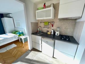 Kuchyňa alebo kuchynka v ubytovaní Super Apartament GREEN Rondo ONZ Metro NOWE Wifi 300 Mb/s AirCondition Netflix Spotify