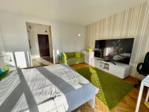 Televízia a/alebo spoločenská miestnosť v ubytovaní Super Apartament GREEN Rondo ONZ Metro NOWE Wifi 300 Mb/s AirCondition Netflix Spotify