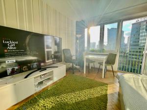 Televízia a/alebo spoločenská miestnosť v ubytovaní Super Apartament GREEN Rondo ONZ Metro NOWE Wifi 300 Mb/s AirCondition Netflix Spotify