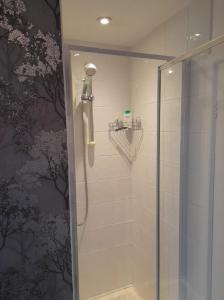 eine Dusche im Bad mit einer Duschkabine aus Glas in der Unterkunft Hardwick Haven, Sedgefield - Near Hardwick Hall in Stockton-on-Tees