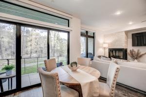 Posezení v ubytování River West Ptarmigan Peak Condo - Upscale Riverfront Retreat