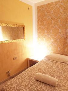 ein Schlafzimmer mit einem Bett und einem Handtuch darauf in der Unterkunft Two steps from Rialto bridge in Venedig