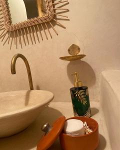 La salle de bains est pourvue d'un lavabo et d'un comptoir avec évier. dans l'établissement Riad21, à Marrakech