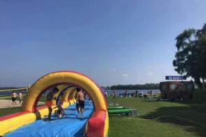 Eine Gruppe von Leuten spielt in einer Hüpfburg in der Unterkunft Luxus Chalet im schönen Recratiepark De Veerstal in Rheden