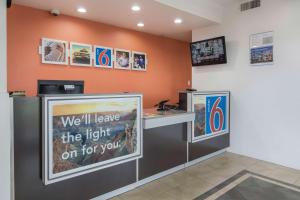 TV a/nebo společenská místnost v ubytování Motel 6-Abilene, TX