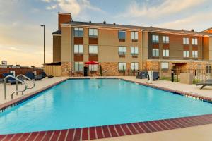 een groot zwembad voor een gebouw bij Best Western Plus Riata Hotel in Brownwood