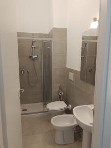 e bagno con doccia, servizi igienici e lavandino. di B&B Lido Apartament 10A a Civitanova Marche