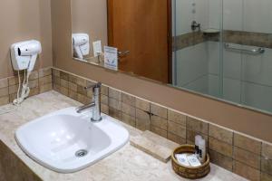 Um banheiro em Best Western Suites Le Jardin Caldas Novas