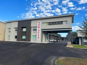 杰克逊Imperial Suites, Adults Only的建筑物前的停车场