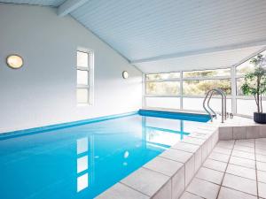 Bazén v ubytování Holiday Home Engesøvej nebo v jeho okolí