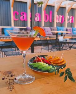 Vila Casablanca - Boutique Hotel & Restaurant في شكودر: وجود مشروب على طاولة مع طبق من الخضروات