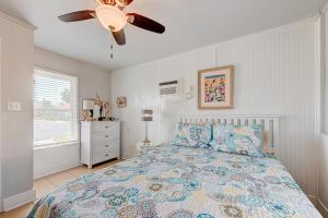 a bedroom with a bed and a ceiling fan at La Mansion SPV6 in Port Aransas