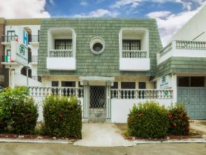 ein Apartmenthaus mit grünem Dach in der Unterkunft Hotel Meson del Barrio in Veracruz