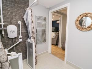 a hallway with a room with a mirror at Robin Cottage in Beverley