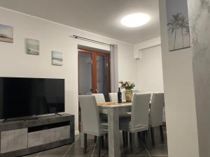 TV a/nebo společenská místnost v ubytování Residenza Punta Acquabella