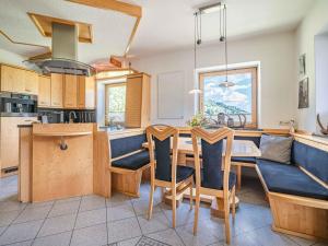 A kitchen or kitchenette at Gebirgsjagd
